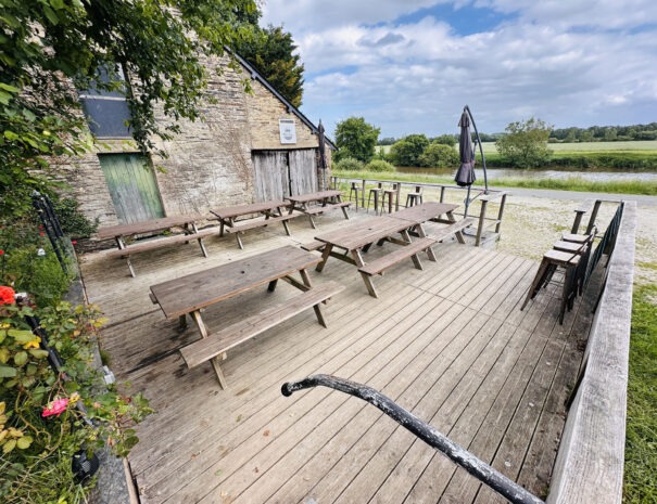 Terrasse panoramique avec tables de jardin