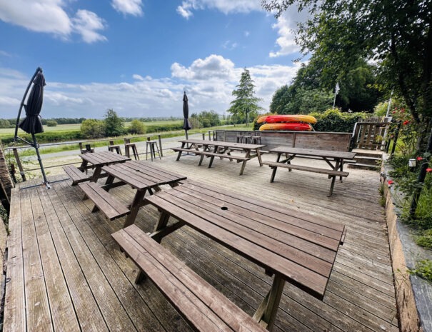 Terrasse panoramique avec tables de jardin