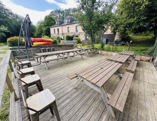 Terrasse panoramique avec tables de jardin