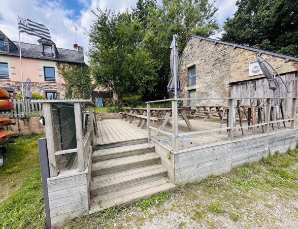 Terrasse panoramique avec tables de jardin