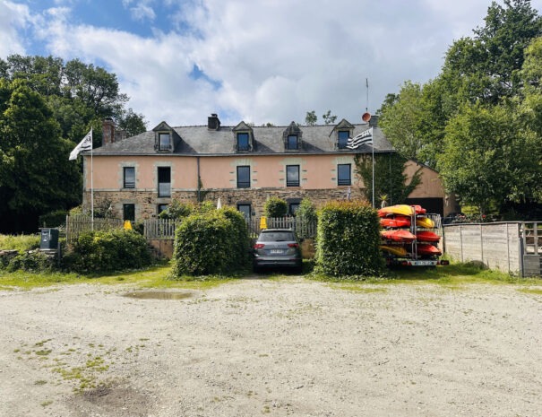 Vue sur la maison depuis le chemin de halage