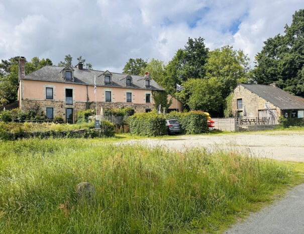Vue sur la maison et la terrasse depuis le chemin de halage