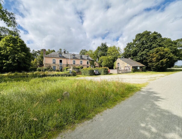 Vue sur la maison depuis le chemin de halage